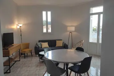 Image de F3 moderne proche marché et mer