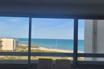 Image de Studio bord de mer avec accès direct à la plage et piscine