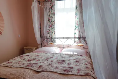 Image de Apartment 3 - Rose - Garden apartment with terrace & four-poster bed