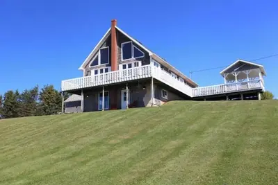 Oceanfront Pei Home with Ocean Views, Wraparound Deck & Private Beach