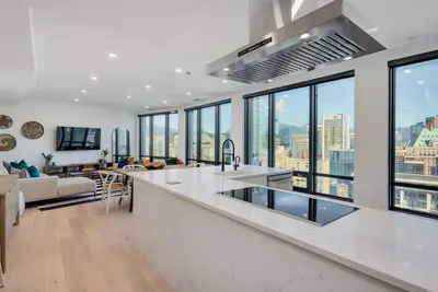 Image de Stylish, Perfect Location Penthouse! Ac & 3 Br!