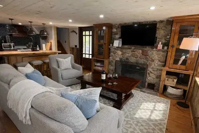 Image de Private Home on Land Near the Lake