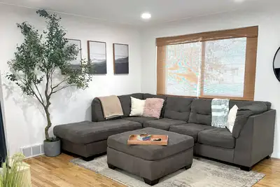 Image de New! Modern 4 Bedroom Home w/ Backyard - 8 Minutes to Downtown, 18 to Red Rocks