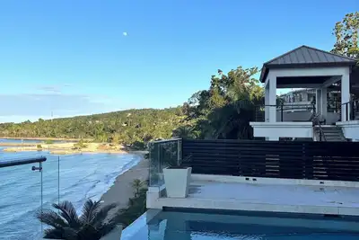 Image de Luxurious Beachfront Villa located in the beautiful Ocho Rios Jamaica