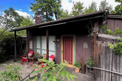 Image de Haiku Cottage - Just a few blocks from downtown Quincy!