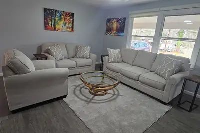 Open Floor Plan - Great for Extended Stays - 5br