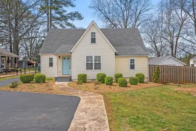 Image de Sunset Cottage on Tims Ford Lake with Private Boat Dock