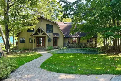 Image de Enjoy a summer trip to this charming lake front home on beautiful Walloon Lake