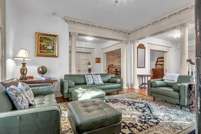 Image de 1896 Victorian Mansion - Steps from Forsyth