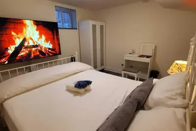 Image de Quiet 2br Basement Suite • Private Entrance • Parking • Near Square One