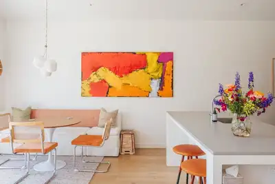 Image de Tree Top Nook - Home with views of the main street.