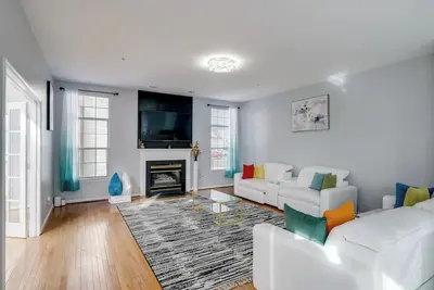 Image de 'The Mirror' - Elegant & Dog-Friendly Dmv Home