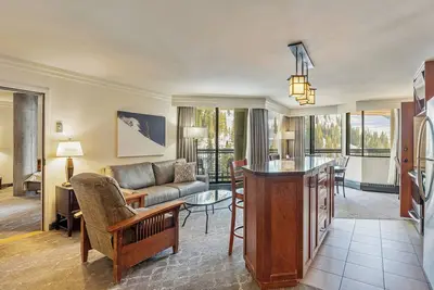 Image de Snowbird's legendary Cliff Lodge lux ski in/out w/ private hot tub - Sleeps 6!