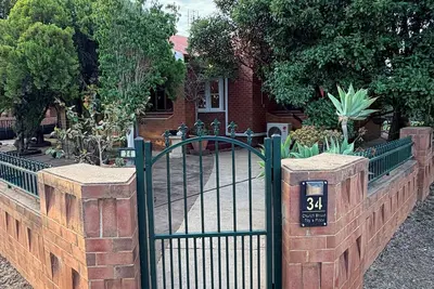 Image de Beautiful federation style 3-bedroom house close to the main street