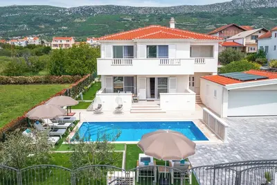 Image de Family-Friendly 5-Bedroom Villa with Pool & Outdoor Space