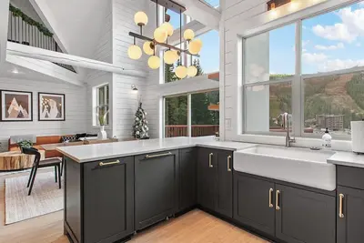 Image de Steps to Slopes  Hot Tub -  Modern Mtn Retreat