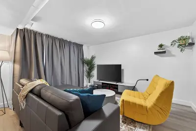 2br | Warm | King Bed | Downtown | Expo Centre | Roger's Place