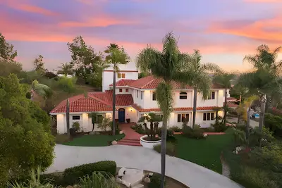 Image de Spacious 8-bedroom estate in San Diego wine country