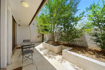 Spacious Bright Apartment with Courtyard and Bbq