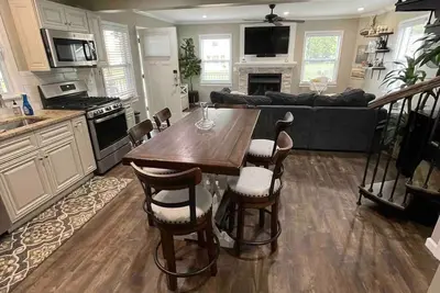 Image de 3-bedroom house in marvelous Lexington with lake views