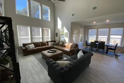 Image de Immaculate home in Johnson Ranch, pool gym park zipline and fishing pond