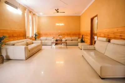 Image de Premier farm nestled within a verdant landscape.