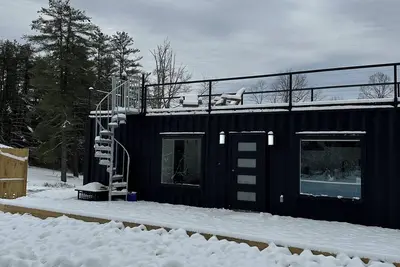Image de The Cardinal- Unique Container home 5 minutes outside of downtown Athens and Ou.