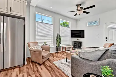 Image de #HabitueHomes - Bronco Basecamp - Walk to Bsu!