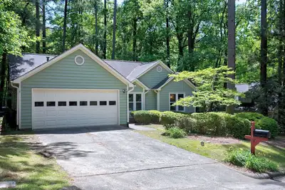 Image de Enjoy Holiday Acres Lake & More in this Charming, Centrally Located Cary Home.