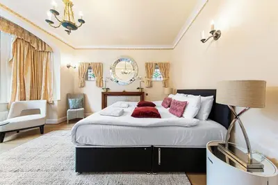 Image de Spacious home with private parking