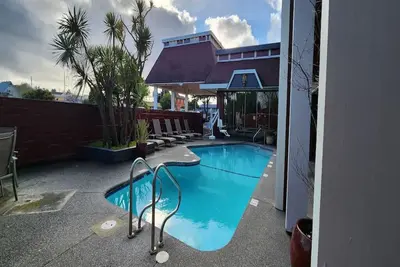 Image de 4 Spacious Rooms w/ 2 Queen Beds, Pool, & Convenient Parking Near the Coast