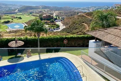 Image de Nice apartment in quiet area with large terrace.