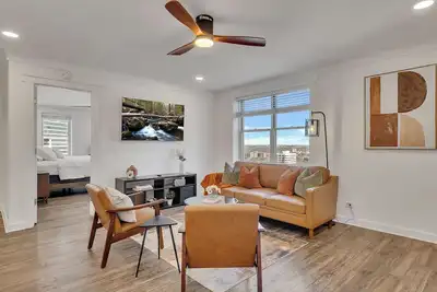 Image de Modern 21st-Floor Condo | King + Murphy Bed | View