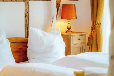 Image de Appartement de style artisanal avec une chambre dans le charmant domaine skiable