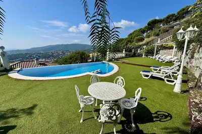 Image de Large Villa With Infinity Pool, A/C, Billiards, Gym 25 Min From Barcelona