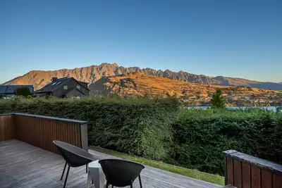 Image de Elevated Outlook - Close to Town - Lake Views