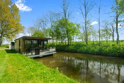 Image de Houseboat bij Leeuwarden. Natuur en 11stedenwater