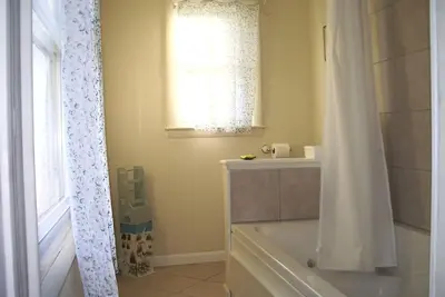 Image de Charming Seaside Park 3-bedroom cottage 1/2 Block From Beach - 21 L Street