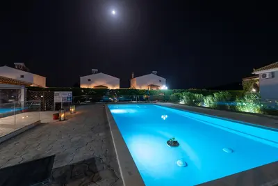 Image de Τριαντάφυλλο/Rose near to sea with swimming pool