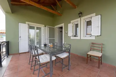 Image de Ελιά/Olive near to sea with swimming pool