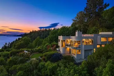 Image de Luxe 270-degree Puget Sound Views, Hot Tub, 4br 3ba Seattle Getaway Estate