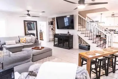 Image de Farmhouse sleeps 25, Heated Pool, close to Ih35 Schertz Tx