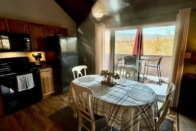 Image de Walkable 3br/2ba, Pet-friendly with Mountain Views