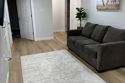 Image de Bright, cozy private Lower Level unit with a separate entrance.