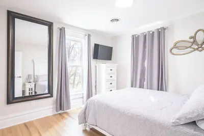 Image de Hospital Haven Luxury Living Steps From Osf Hospital With Private Parking! !