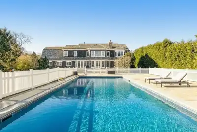 Image de Elegant Southampton Estate with Heated Pool, Private Tennis Court, Charming. . .