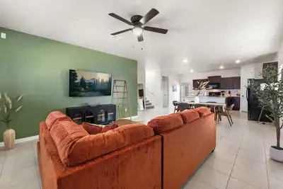 Image de Stylish 4br Escape • Open Layout•TVs in Every Room