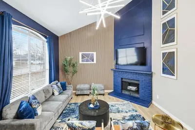 Image de Luxury Living w/ Backyard Pool Oasis (5-Bd/3-Ba)