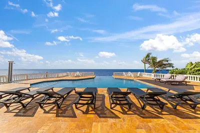 Sunset House, Coral Estate