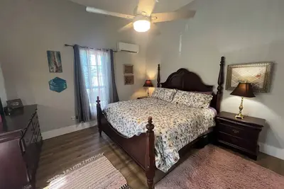 Image de Cozy 1-bedroom house in Trinity, Starlink, king size bed